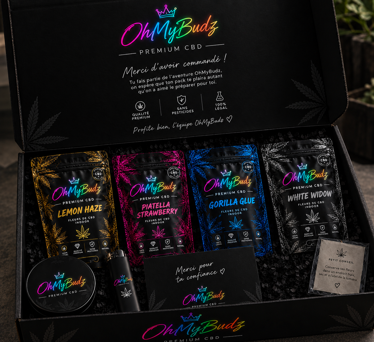 Pack personnalisé OhMyBudz : coffret noir avec quatre pochons au choix (fleurs et piatella), grinder, briquet et conseil de conservation